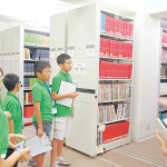 図書館にある蔵書は約14万冊。移動式の電動書架にたくさんの本が収納されています
